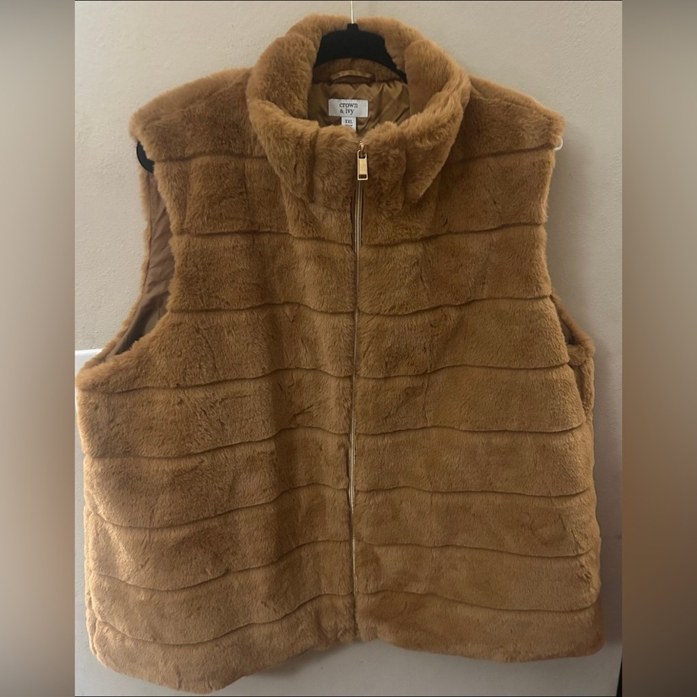 crown & ivy Faux Fur Vest in Camel Brown